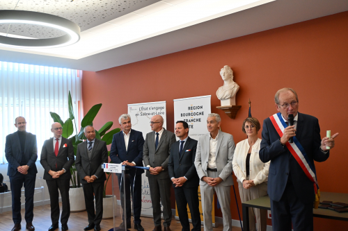 remise de la médaille de la ville aux financeurs et ceux qui ont aidés pendant l'incendie lors de l'inauguration de la mairie