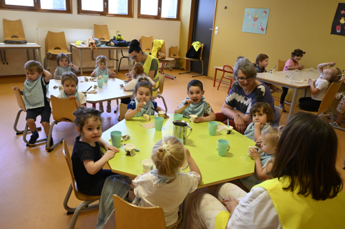 les petits de la crèche découvre le restaurant scolaire maternel