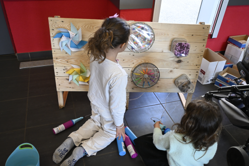 des touts petits s'amusent à la trèche