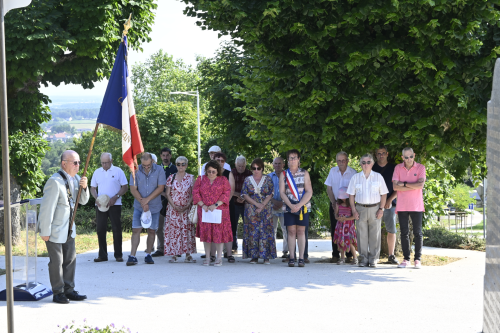 élus devant le monument aux morts pour l'appel du 18 juin