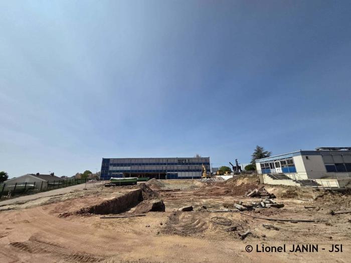 Travaux dans la cour du collège Roger Vailland