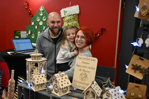 ambiance marché de noel 2025, stand décoration bois