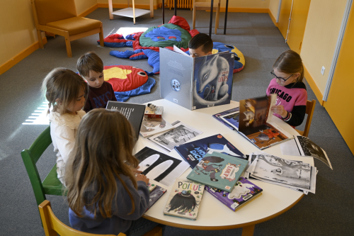 les enfants à la bibliothèque au milieu des livres de sorcières