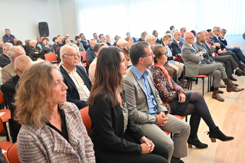 les invités lors de l'inauguration de la mairie