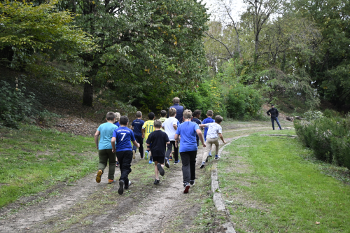 cross les enfants courent