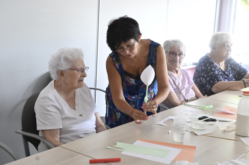 atelier fleur en papier avec babette et les résidents de louis veillaud