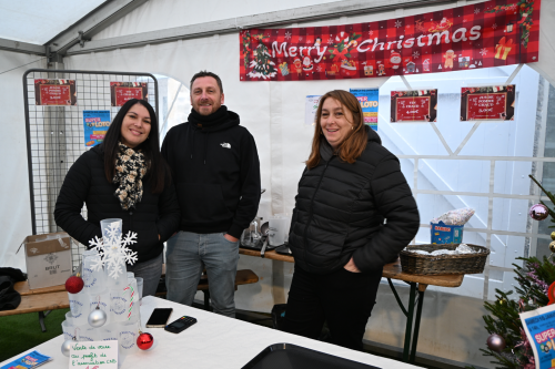 ambiance marché de noel 2025, stand du vin chaud tenu par le club nautique sanvignes