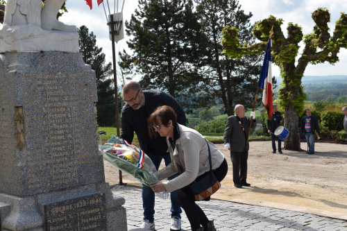 dépôt de gerbe pour la cérémonie de la déportation