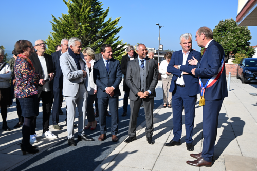 les officiels lors de l'inauguration de la mairie