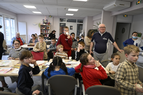 les enfants des écoles et les résidents
