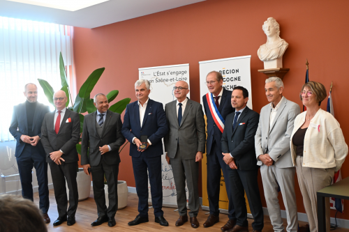 remise de la médaille de la ville aux financeurs et ceux qui ont aidés pendant l'incendie lors de l'inauguration de la mairie