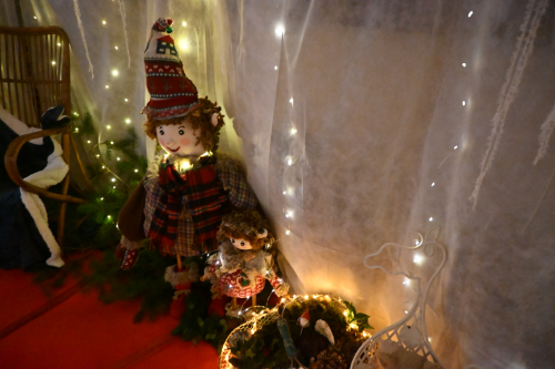 ambiance marché de noel 2025, maison du père noel