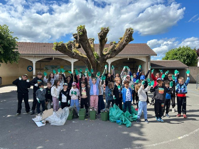 les enfants des écoles ont ramassé les déchets dans le quartier des Baudras