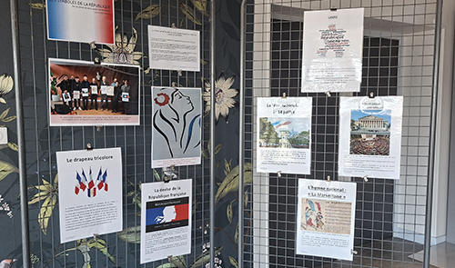 Grilles d'exposition hall de la mairie