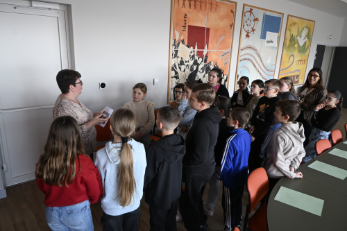 visite des enfants de l'école des baudras classe de cm2 en mairie