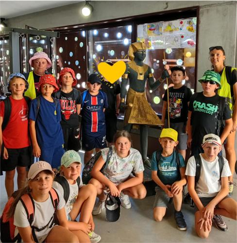 groupe d'enfant à l'exposition sur l'egypte à digoin