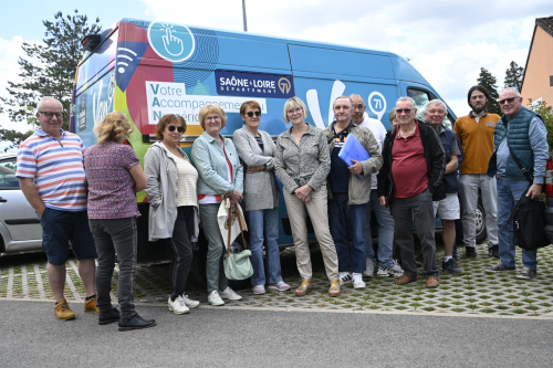 les participants aux ateliers van 71 devant le camion du département
