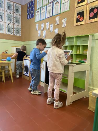 les enfants de la crèche en visite à l'école maternelle des Baudras