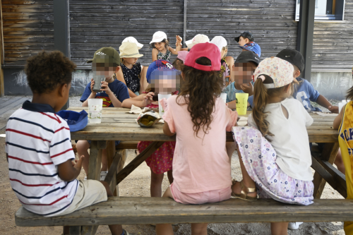 les enfants de maternelle participent au pique nique de fin d'année de la restauration scolaire