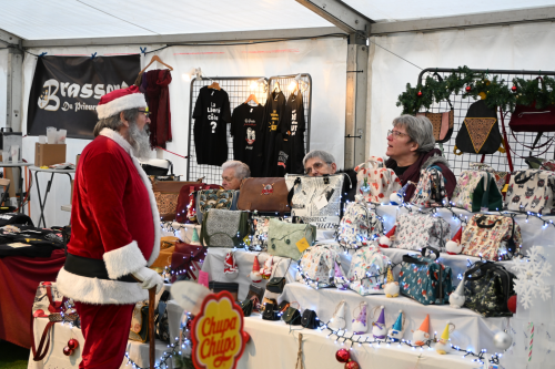 ambiance marché de noel 2025, le père noel visite les stands