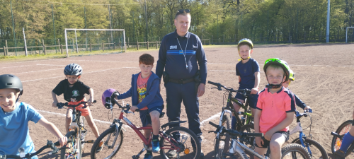 le policier municipal au stade pour une séance prévention routière