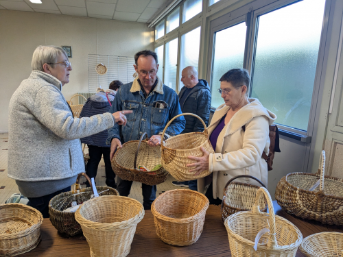 des personnes choisissent un panier en osier