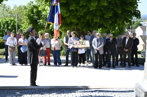 le public devant le monument aux morts lors de la ceremonie de la deportation