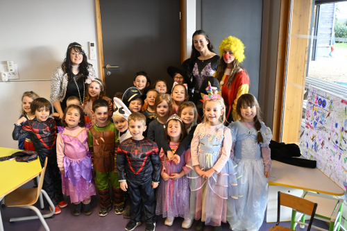 Les petits des Passerelles en tenue de carnaval