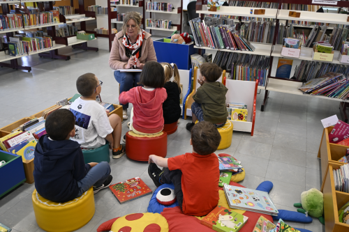 la bibliothécaire Nathalie lit des histoires aux enfants