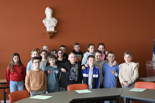 Les élèves de la classe de CM2 des Baudras posent sous la Marianne en Mairie