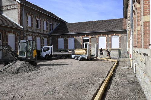 travaux en cours à l'école des Baudras concernant l'extérieur