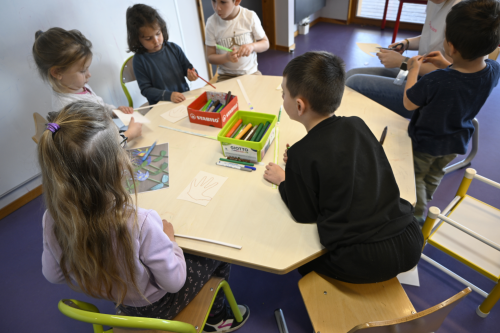 Les enfants du centre de loisirs dessinent pendant les vacances