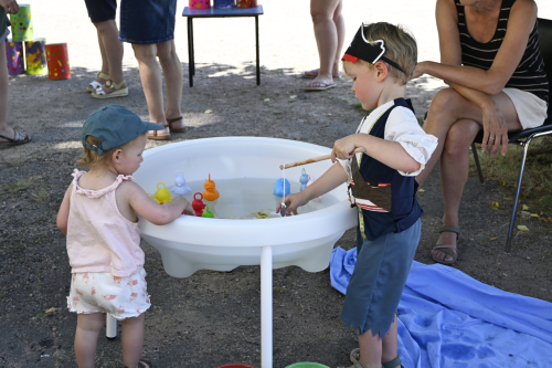 les petits de la crèche devant la peche aux canard à la fete des familles