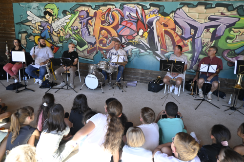 les professeurs de l'école de musique présentent aux élèves les instruments de musique