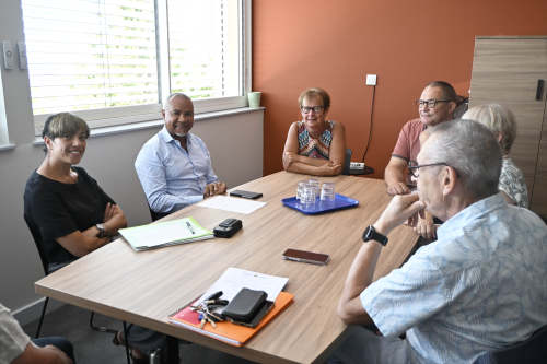 Visite de Monsieur le Préfet avec les élus autour de la table et sa directrice de cabinet