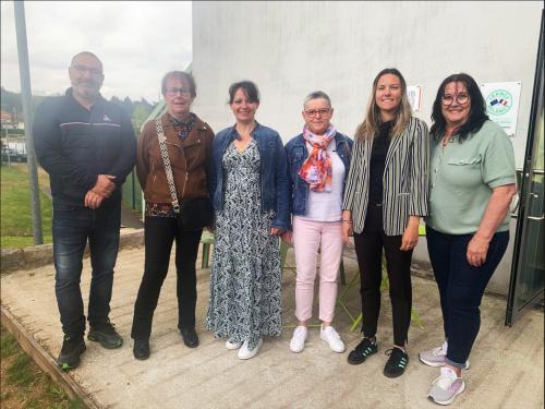les joueuses de tennis santé, la présidente et les élus posent pour la photo