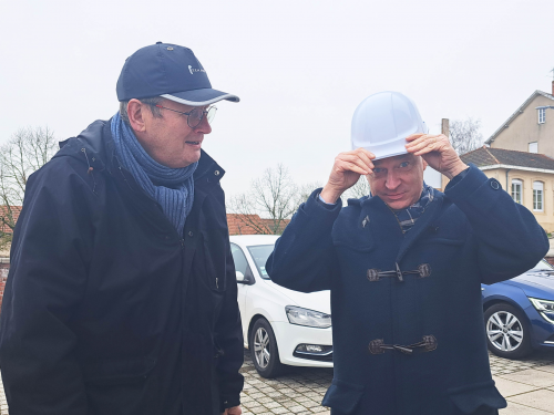 M. CONSTANT  sous-préfet visite la mairie de Sanvignes