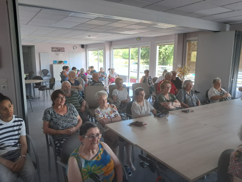 le public de résidents pendant l'animation musicale