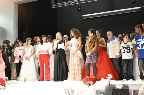 sur scène, les organisateurs les mannequins du défilé de mode 2026