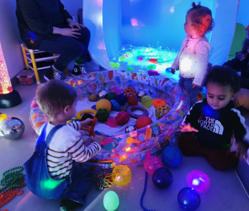 les enfants de la crèche touchent les matières