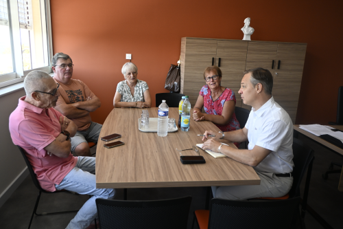 réunion en mairie avec monsieur le commissaire de police et quelques élus