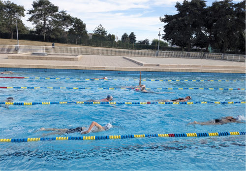 nageurs à la piscine de Sanvignes