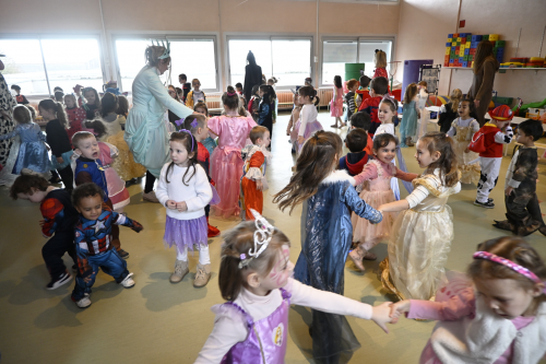 les enfants de la crèche et de l'école maternelle sembat dansent pour carnaval