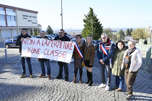 parents d'élèves, citoyens et élus manifestent devant l'école Liberté contre la fermeture annoncée d'une classe